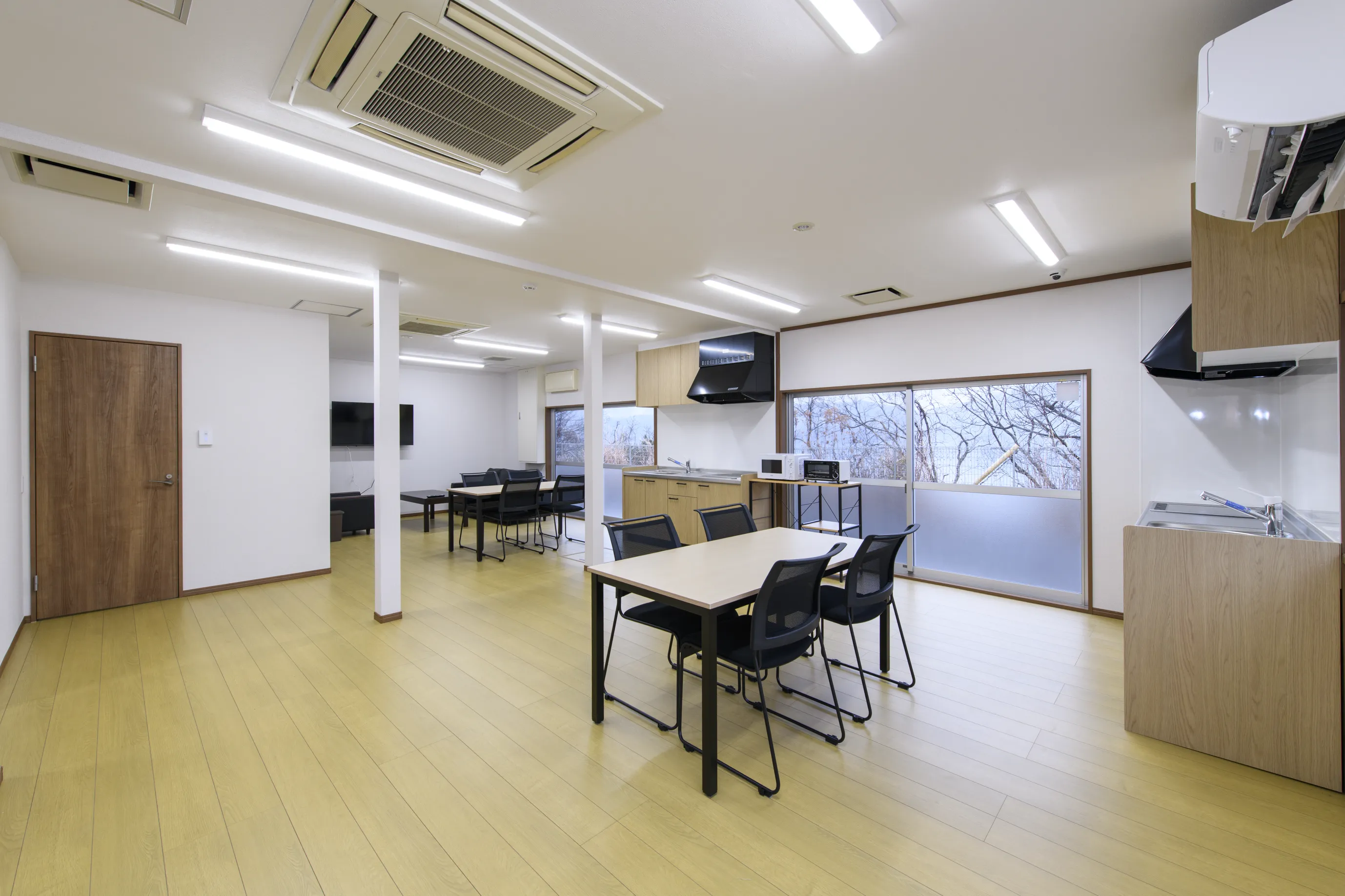 広々とした食堂・キッチン 1